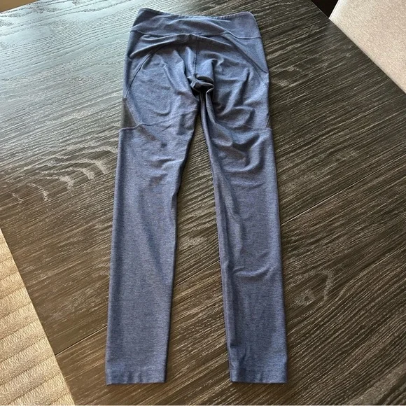 Outdoor Voices Two Tone 7/8 Signature OV Sculpt Legging in Blue/Black, Medium - Picture 13 of 13